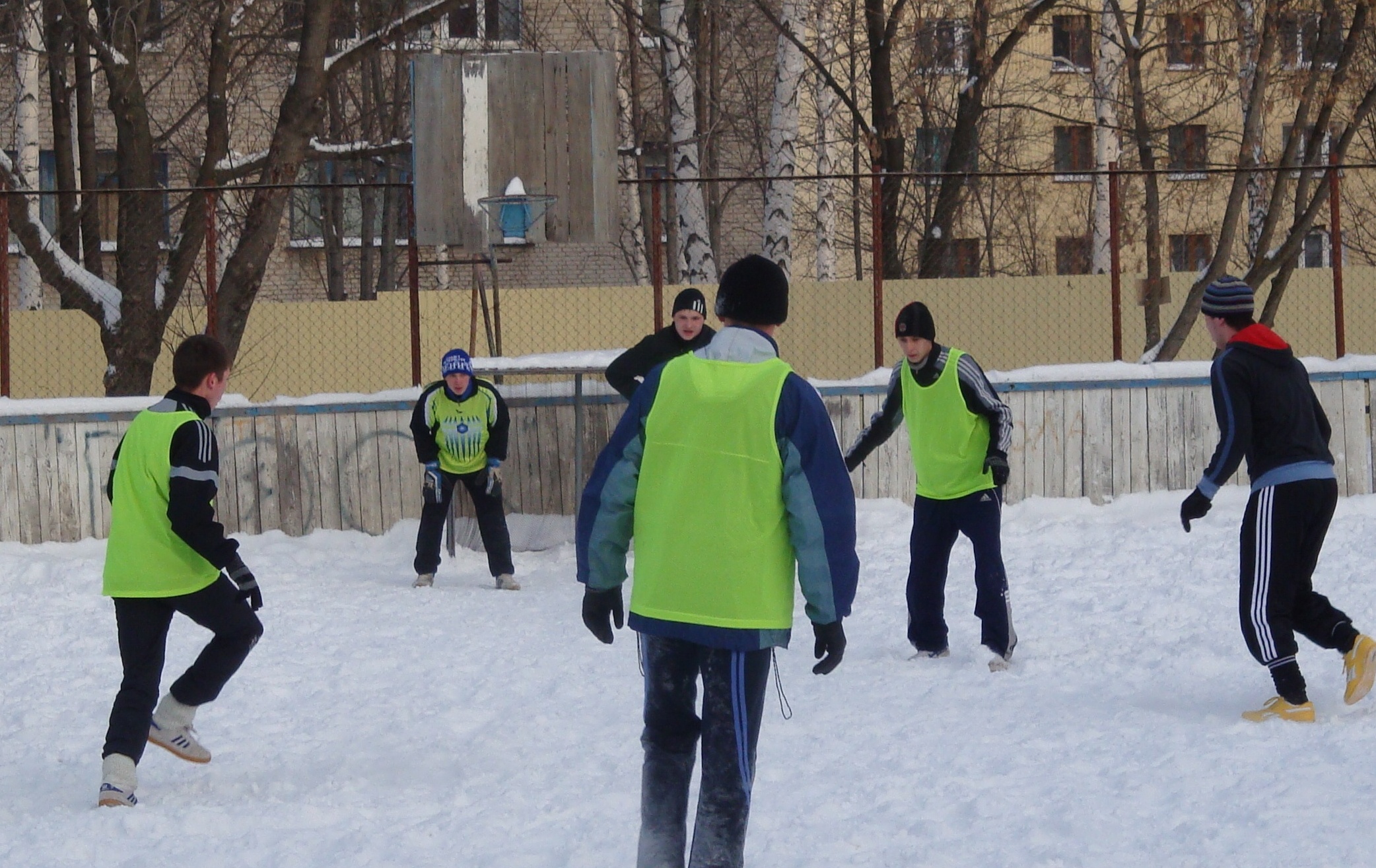 С 15 по 17 декабря 2011 года на стадионе СОШ №33 прошло первенство по зимнему мини-футболу